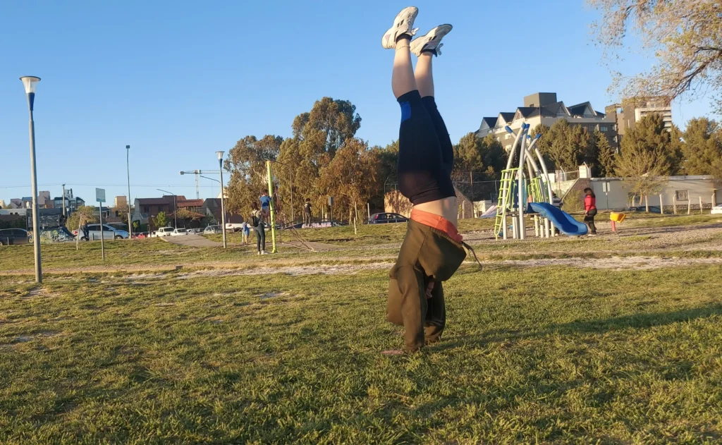 profesora-haciendo-la-vertical
